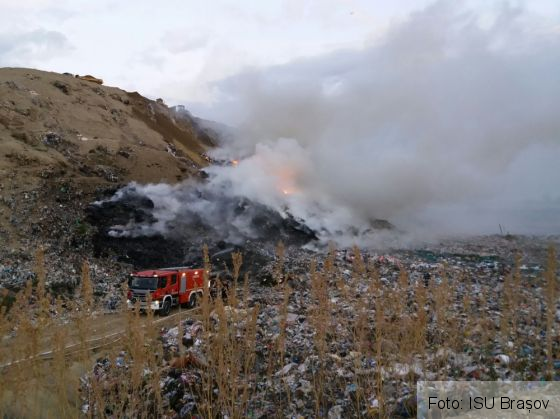 Update. BRAŞOV. Incendiul de la groapa de gunoi nu a fost stins încă! „Sunt focare unde nu putem ajunge cu jetul de apă” 1 IMG-20171006-WA0003_242062.jpg