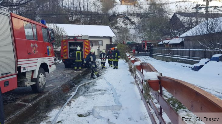 Update. BRAȘOV. Încă se lucrează la stingerea incendiului din Moieciu de Sus! O gravidă și un septuagenar au fost transportați la spital 1 IMG-20171031-WA0004_243261.jpg