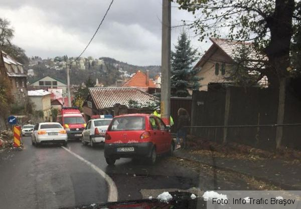 BRAŞOV. A intrat cu autoturismul într-un stâlp, pe strada Dobrogeanu Gherea (FOTO) 1 accidentdobrogeanugherea.jpg