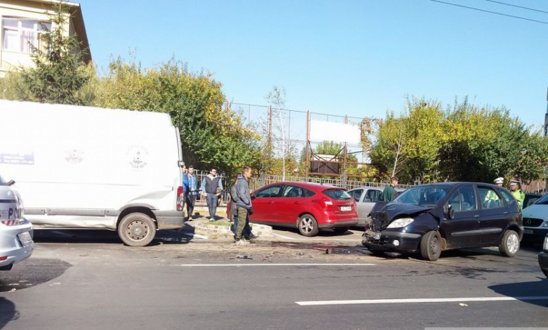 BRAŞOV. Accident cu trei victime, în zona Colegiului Naţional „Dr. Ioan Meşotă” (FOTO) 1 accidentmesota.jpg