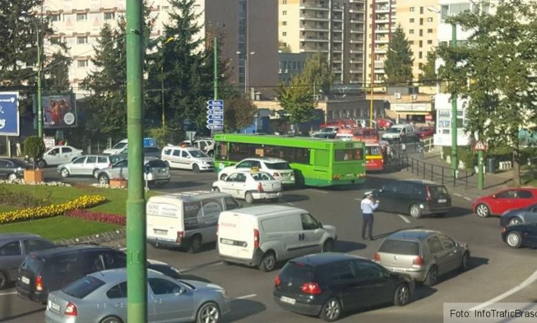 Update. BRAŞOV. O şoferiţă a intrat cu maşina într-un autobuz RATBV, lângă Spitalul Judeţean 1 accjud.jpg