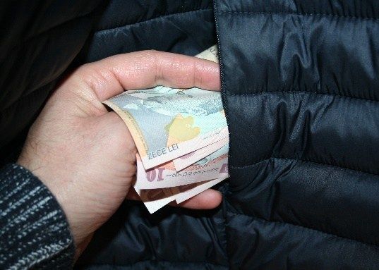 O femeie care a găsit la gunoi 9.000 de euro s-a ales cu dosar penal 1 bani_13.jpg
