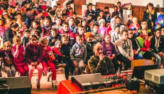 BRAȘOV. „Caravana cinematografică” pentru copiii din sate 1 cinematour-kids.jpg