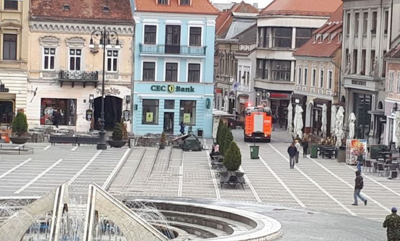 BRAŞOV. Atenţie la ţiglele care stau să cadă de pe acoperişuri, pe strada Republicii şi nu numai! 1 img-20171023-wa0000.jpg