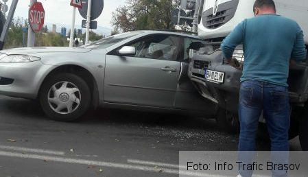 BRAȘOV. Autoturism „șifonat” de un camion, în Bartolomeu (FOTO) 1 masinacamionbartolomeu.jpg