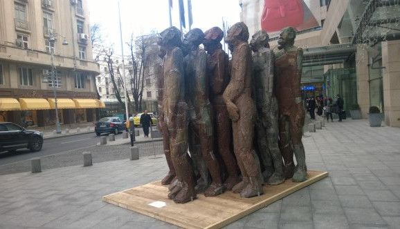 BRAȘOV. „Neliniştea unei mulţimi” ajunge în Piața Sfatului 1 monumente.jpg