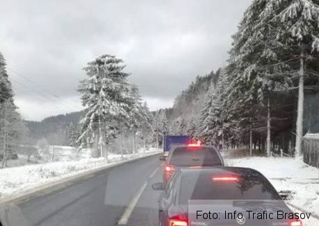 BRAȘOV. Atenție, se circulă în condiții de iarnă pe DN 1 și DN 1A, dar și pe alte șosele din județ. Pe calea ferată, ar fi probleme din cauza unui copac căzut (FOTO) 1 predealzapada.jpg