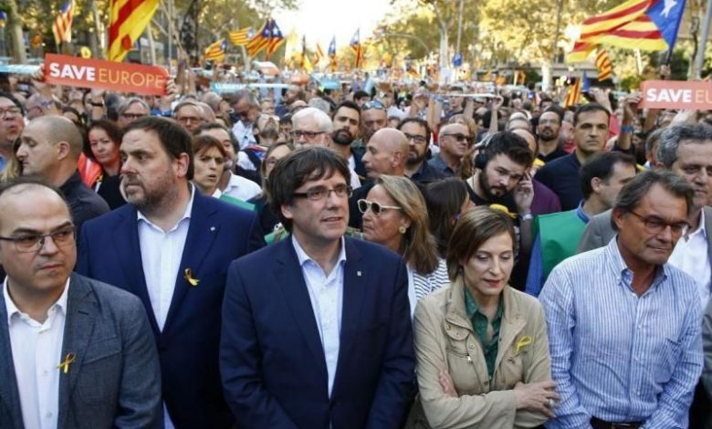 Carles Puigdemont va convoca Parlamentul catalan 1 puigdemont-protest.jpg