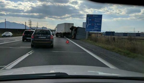 BRAȘOV. Accident cu TIR la ieșirea spre Hărman 1 tirrasturnat_4.jpg