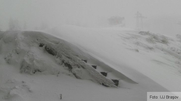BRAŞOV. Turist belgian blocat în Masivul Piatra Craiului timp de trei zile, din cauza ninsorii. A fost nevoie de intervenţia salvatorilor montani (FOTO) 1 zapada piatra craiului_242251.jpg