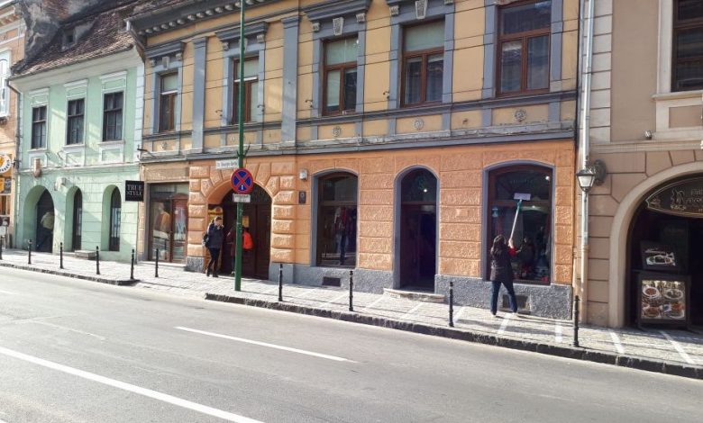 BRAŞOV. Au spart vitrina unui magazin din centrul oraşului, în toiul zilei 1 20171102-141659.jpg