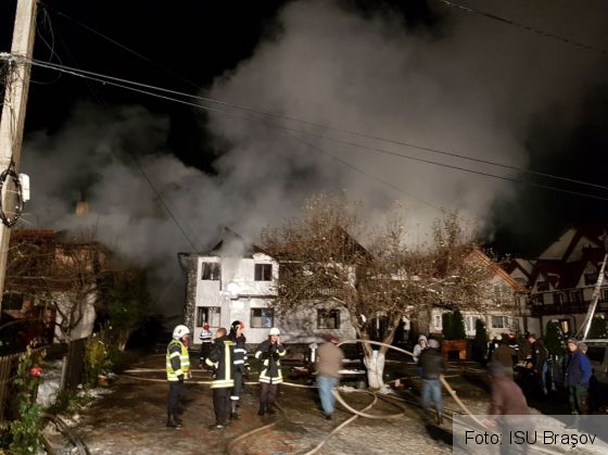 Update. BRAŞOV. Incendiul din Moieciu de Sus, stins după 12 ore de intervenţie. Ce a rămas din pensiune şi casă?! 1 IMG-20171031-WA0016_243282.jpg