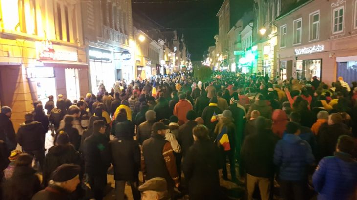 BRAȘOV. Proteste față de modificarea Legilor Justiției. Peste 1.000 de oameni sunt în fața Prefecturii. GALERIE FOTO 1 IMG-20171105-WA0014_243476.jpg
