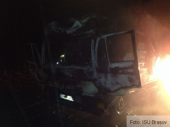 BRAȘOV. Ultima oră. Incendiu la compartimentul motor al unui camion, pe DN 1 Timișul de Sus - Predeal (Update - FOTO) 1 IMG-20171122-WA0019_244236.jpg