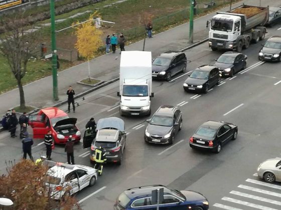 BRAȘOV. Coliziune în intersecția străzilor Berzei și Carpaților (FOTO) 1 accident berzei 2_243889.jpg