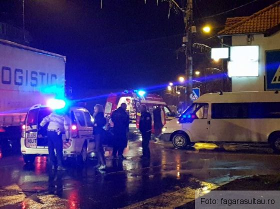 BRAȘOV. Femeie lovită de microbuz, la ieșirea din Făgăraș spre Sibiu (FOTO) 1 accident microbuz_244239.jpg