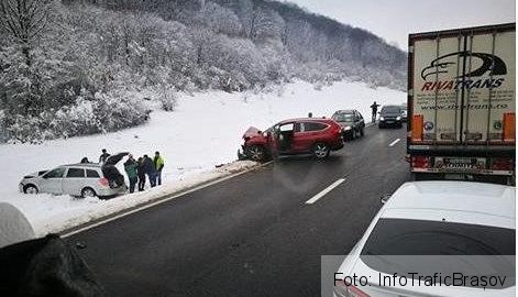 Update. BRAŞOV. Cinci persoane rănite în accidentul de pe DN 1, din cauza unei depăşiri neregulamentare 1 accidentpersani_4.jpg