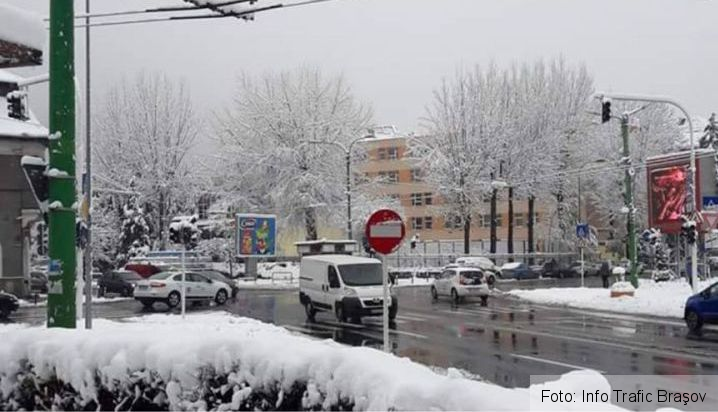 BRAŞOV. Copaci rupţi, fire electrice doborâte de zăpadă şi semafoare nefuncţionale, situaţia din oraş şi judeţ... 1 ceasulrauzapada.jpg