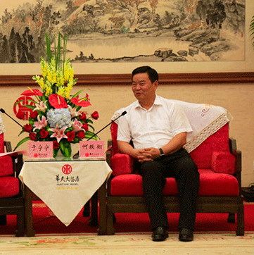 BRAŞOV. Delegaţie din provincia Hunan, întâmpinată la aeroport cu covorul roşu 7 china.gif