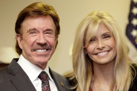 Chuck Norris se ia la trântă cu giganţii mondiali 1 chuck_2.jpg