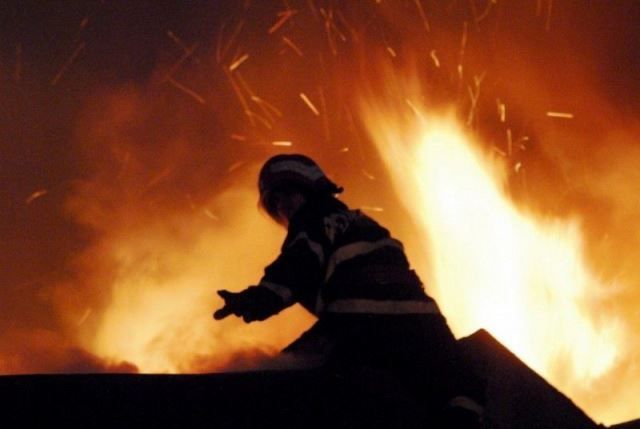 BRAŞOV. Acoperiş în flăcări, azi-noapte, la Recea 1 incendiu-11.jpg