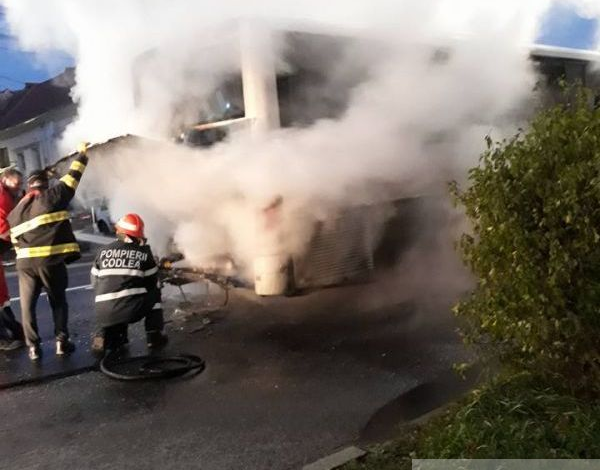 BRAȘOV. Un autobuz a luat foc în trafic (FOTO) 1 incendiuautobuz.jpg