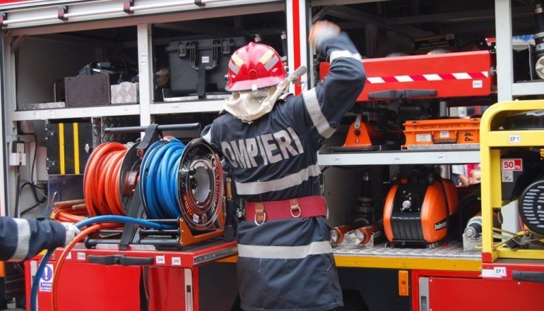 Incendiu izbucnit într-un mall. Mai multe persoane au fost evacuate 1 interventii_2.jpg