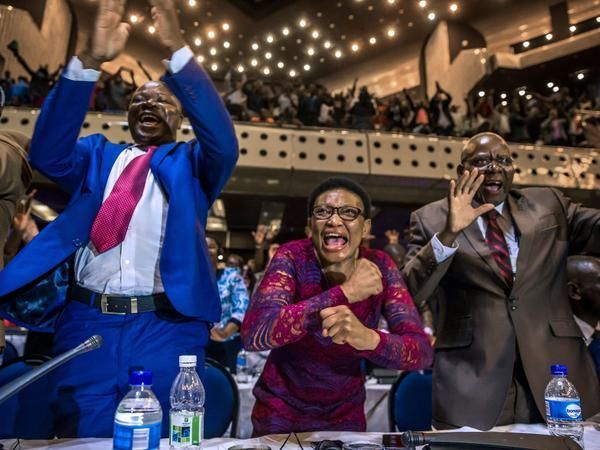 Președintele Robert Mugabe a demisionat 1 mugabe_4.jpg