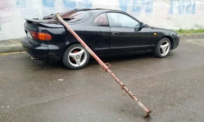 BRAŞOV. „Pe această stradă trec sute de studenţi pe zi, stâlpul putea să cadă pe unul dintre ei!” (FOTO) 1 stalpmasina.jpg
