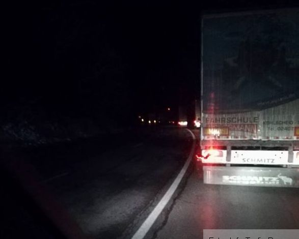 BRAȘOV. Accident grav pe DN 13, între o dubă și un TIR! Posibil victimă decedată, încarcerată Update: Un bărbat a murit în accident 1 accidentdn12.jpg