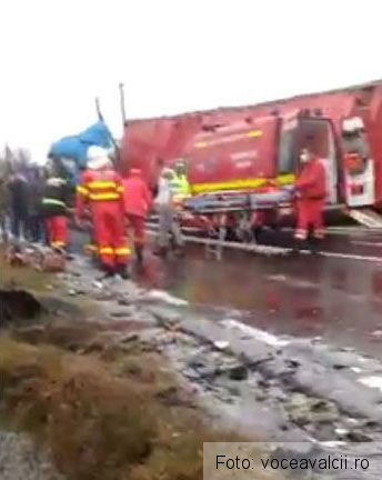 Pe DN 7. Un șofer a intrat cu duba în coliziune frontală cu un TIR (foto) 1 accidentdn7_4.jpg