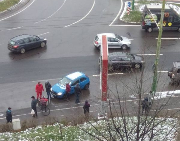 BRAŞOV. Biciclist acroşat de autoturism în sensul giratoriu (foto) 1 accidentsens.jpg