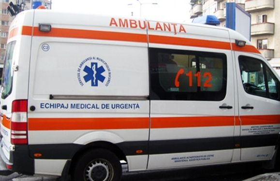 Accident de microbuz pe DN 66. Cinci răniți 1 ambulanta1_4.jpg