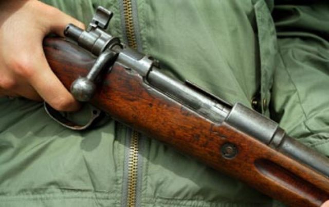 Un bărbat care s-a împușcat din greșeală, salvat de un polițist 1 arma_7.jpg