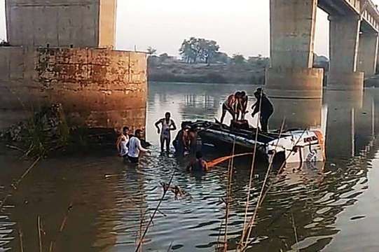 Zeci de morți și răniți după ce un autocar a căzut într-un râu 1 banas-river.jpg