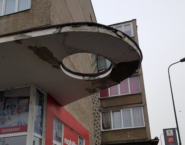 BRAȘOV. Pericol iminent în plin centrul orașului! 1 degradat.jpg