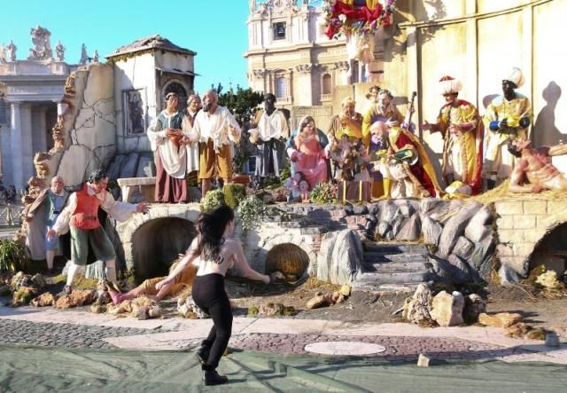 O activistă Femen a încercat să fure statuia lui Isus 1 femen_2.jpg