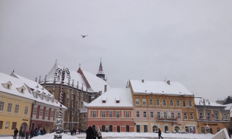 BRAȘOV. Agresiune în Piața Sfatului! Doi tineri au fost bătuți crunt de doi bărbați 1 iarnapiatasfatului.jpg