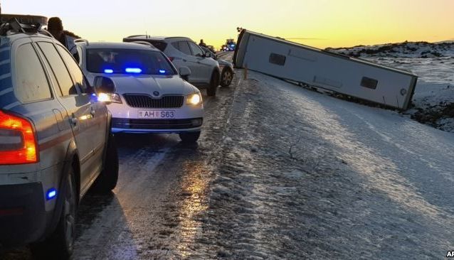 Un autocar s-a lovit cu un autoturism. Un mort, 12 răniți 1 islanda_11.jpg