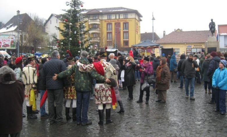 BRAȘOV. Junii colindă în Piața Unirii 1 junipiataunirii.jpg