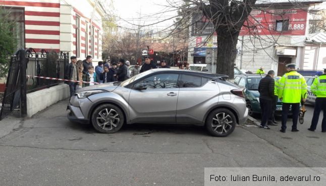 Directoarea unei şcoli a intrat cu maşina într-un grup de părinţi, în Buzău (foto) 1 masinascoala.jpg