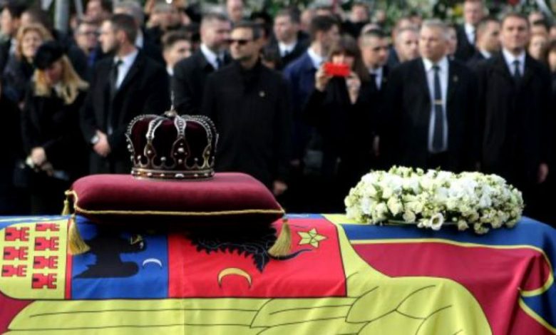 DRUM LIN, MAJESTATE! România cuviincioasă se desparte de Regele său 1 mihai4.jpg