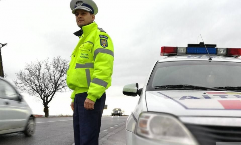 Amenzi de peste 2 milioane de lei şi 340 de permise de conducere reţinute de poliţişti, în ultimele 24 de ore 1 politist_5.jpg