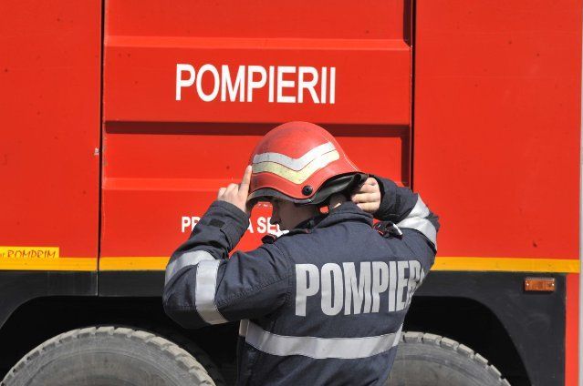 BRAŞOV. Intervenţie pe strada Michael Weiss, la o clădire căreia îi cade tencuiala 1 pompieri_7.jpg