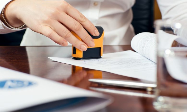 Solicitarea funcționarilor instituțiilor de a cere ștampilă pe documentele depuse este considerată abatere disciplinară 1 stampila1_2.jpg