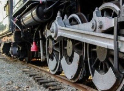 BRAȘOV. Traficul trenurilor, dat peste cap de copaci căzuți pe calea ferată 1 tren_18.jpg