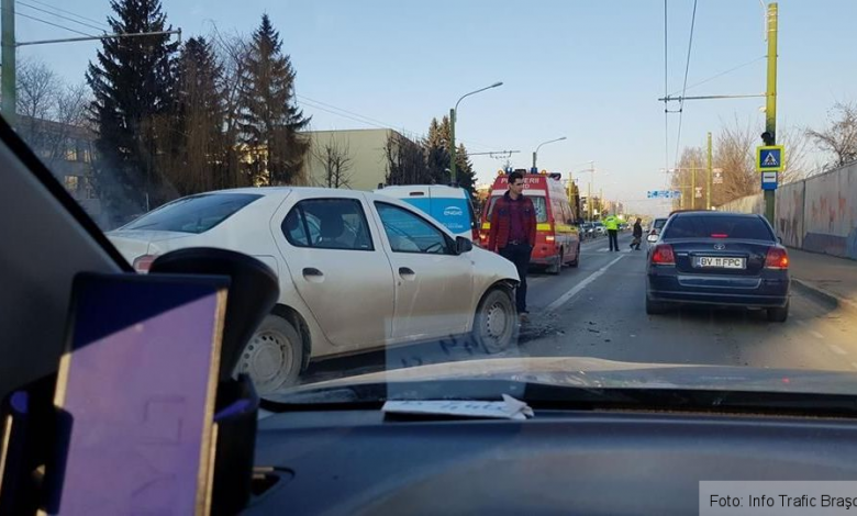BRAŞOV. Şofer rănit într-un accident produs pe strada 13 Decembrie (FOTO) 1 accident13decembrie.jpg
