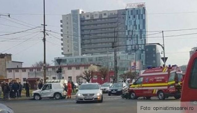 Ambulanţă aflată în misiune, lovită de un autoturism în care se aflau şoferiţa şi un bebeluş 1 accidentambulanta_2.jpg