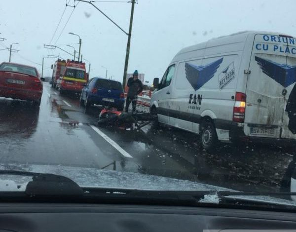 BRAȘOV. O motocicletă și două autoturisme, implicate într-un accident (FOTO) 1 accidentpodtriaj.jpg
