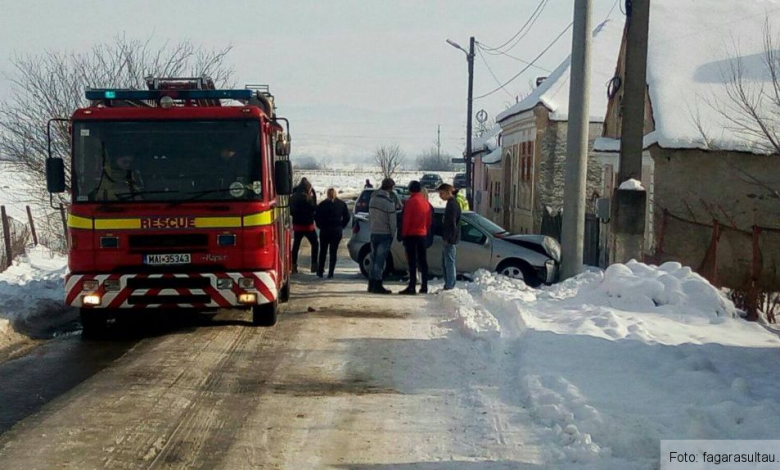 BRAȘOV. A intrat cu mașina într-un stâlp, în comuna Părău (foto) 1 accidentstalp_2.jpg